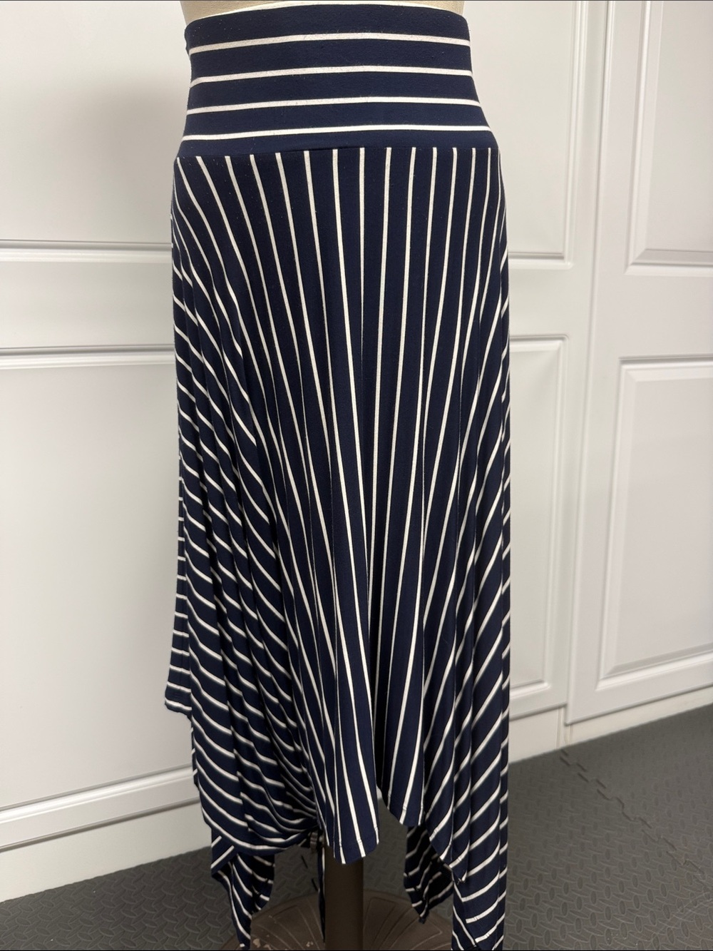 CAbi Size L Elastic Waist Skirt Navy with White Stripes - handkerchief hemline